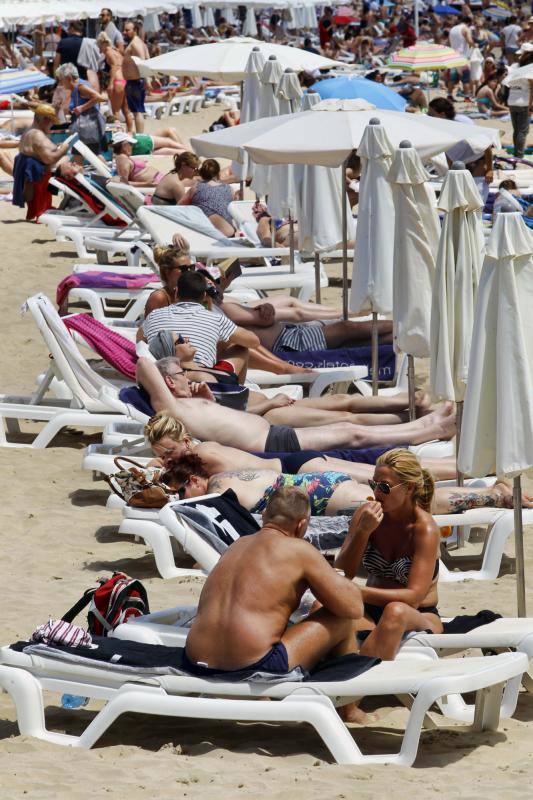 La playa de El Postiguet llena gracias a las altas temperaturas