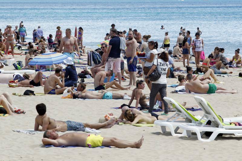 La playa de El Postiguet llena gracias a las altas temperaturas