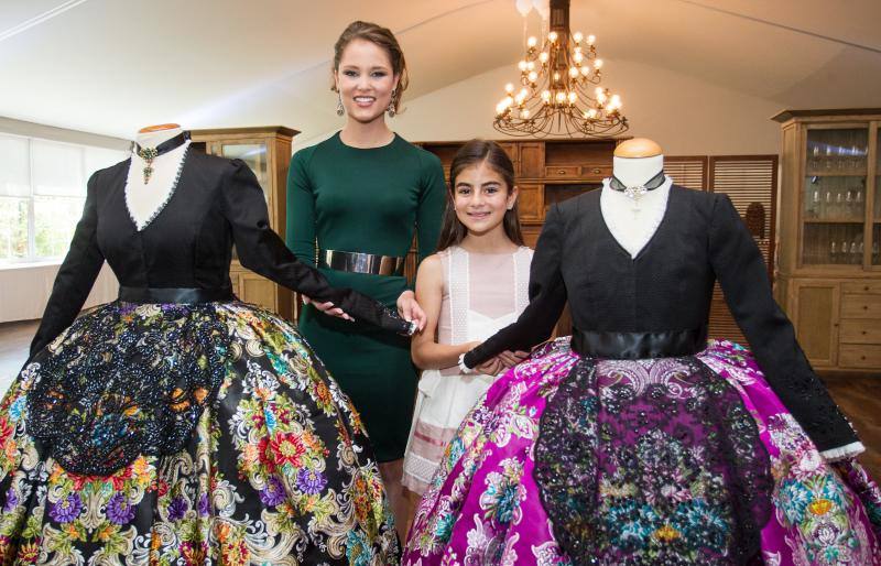 Presentación de la indumentaria oficial de las Belleas y Damas del Foc de Hogueras