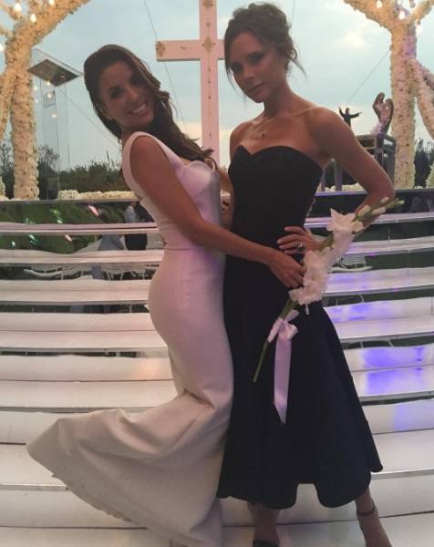 Victoria Beckham, que se encargó de diseñar el vestido de novia de Longoria, subió esta foto junto a su gran amiga.
