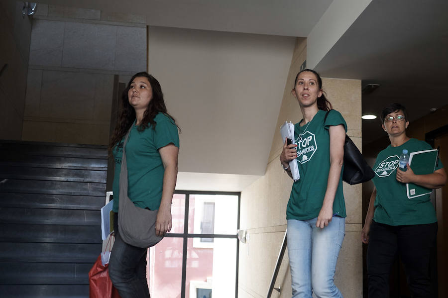 Reunión de la PAH con representantes de bancos y el Ayuntamiento