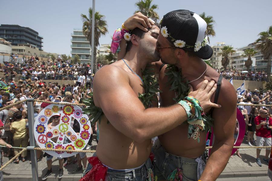 Disfraces coloridos inundan Tel Aviv