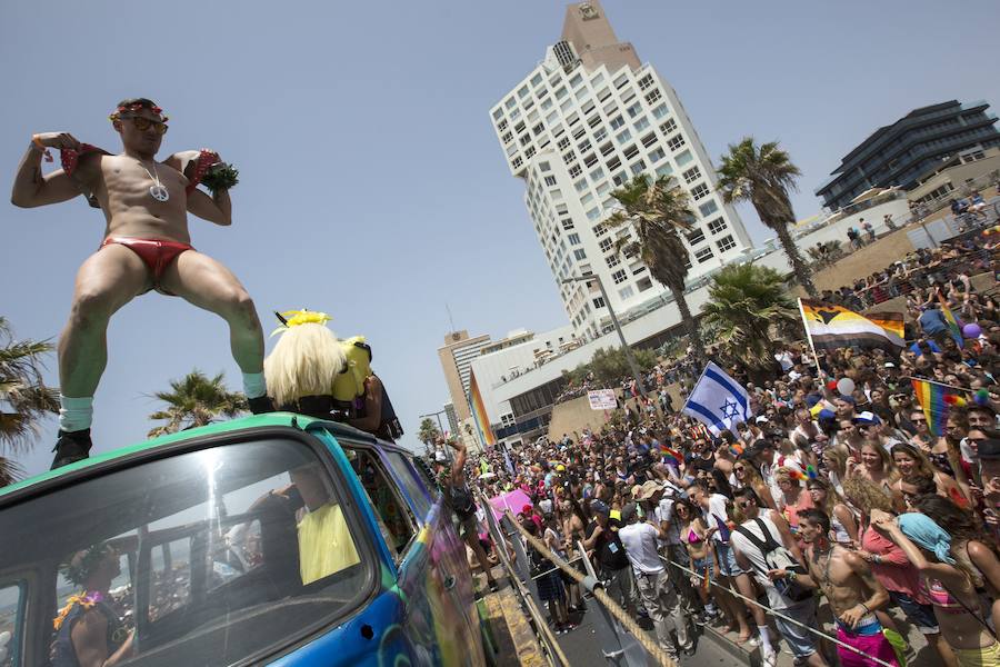 Disfraces coloridos inundan Tel Aviv