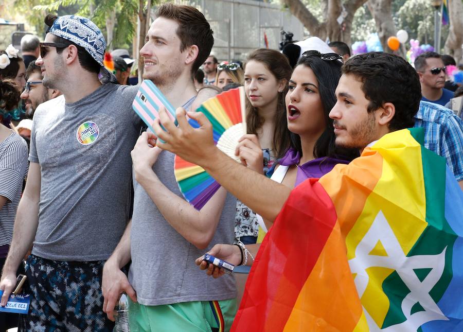 Disfraces coloridos inundan Tel Aviv