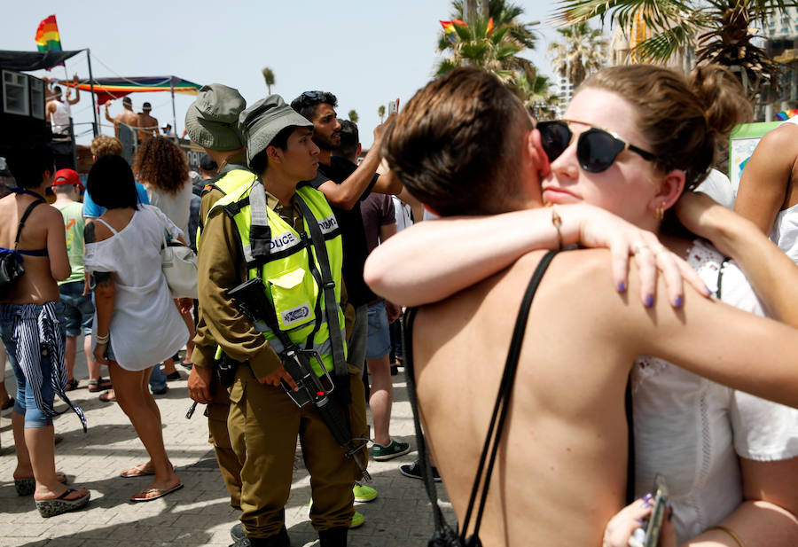 Disfraces coloridos inundan Tel Aviv