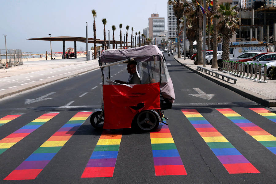 Disfraces coloridos inundan Tel Aviv