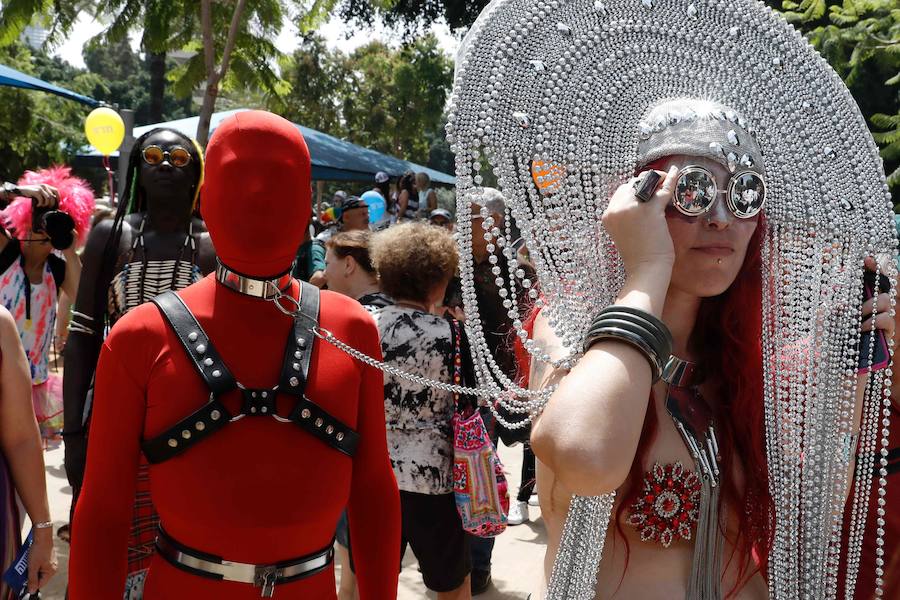 Disfraces coloridos inundan Tel Aviv