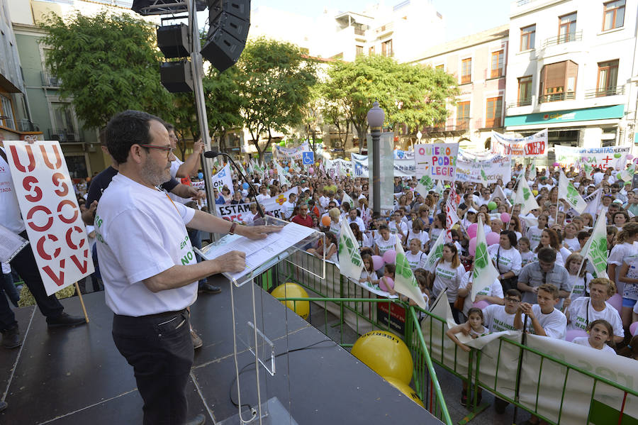 Miles de personas se concentran en Elche en defensa de la concertada
