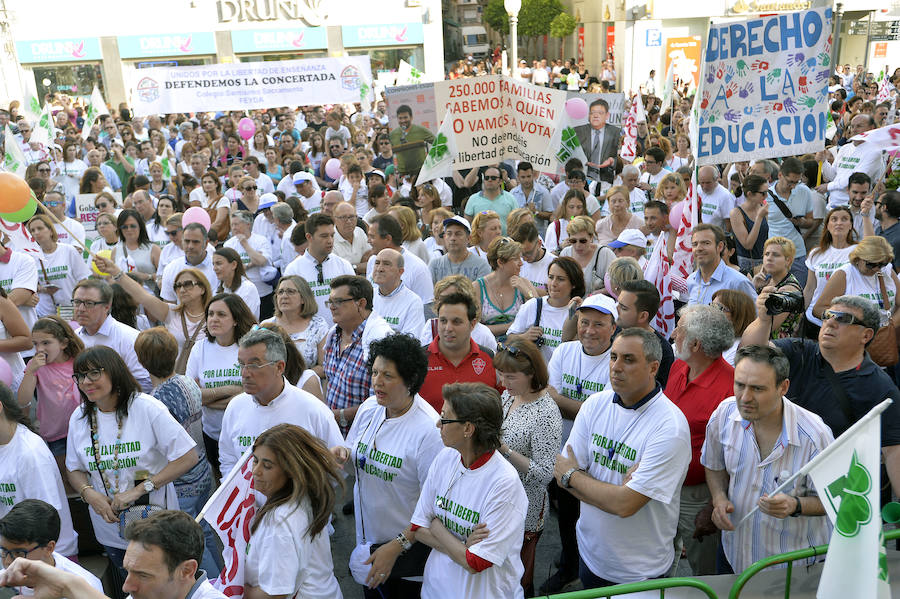Miles de personas se concentran en Elche en defensa de la concertada