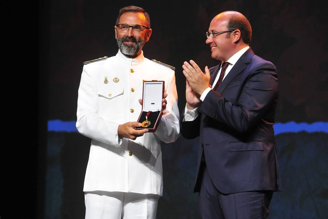 Entrega de las medallas de oro en el Día de la Región