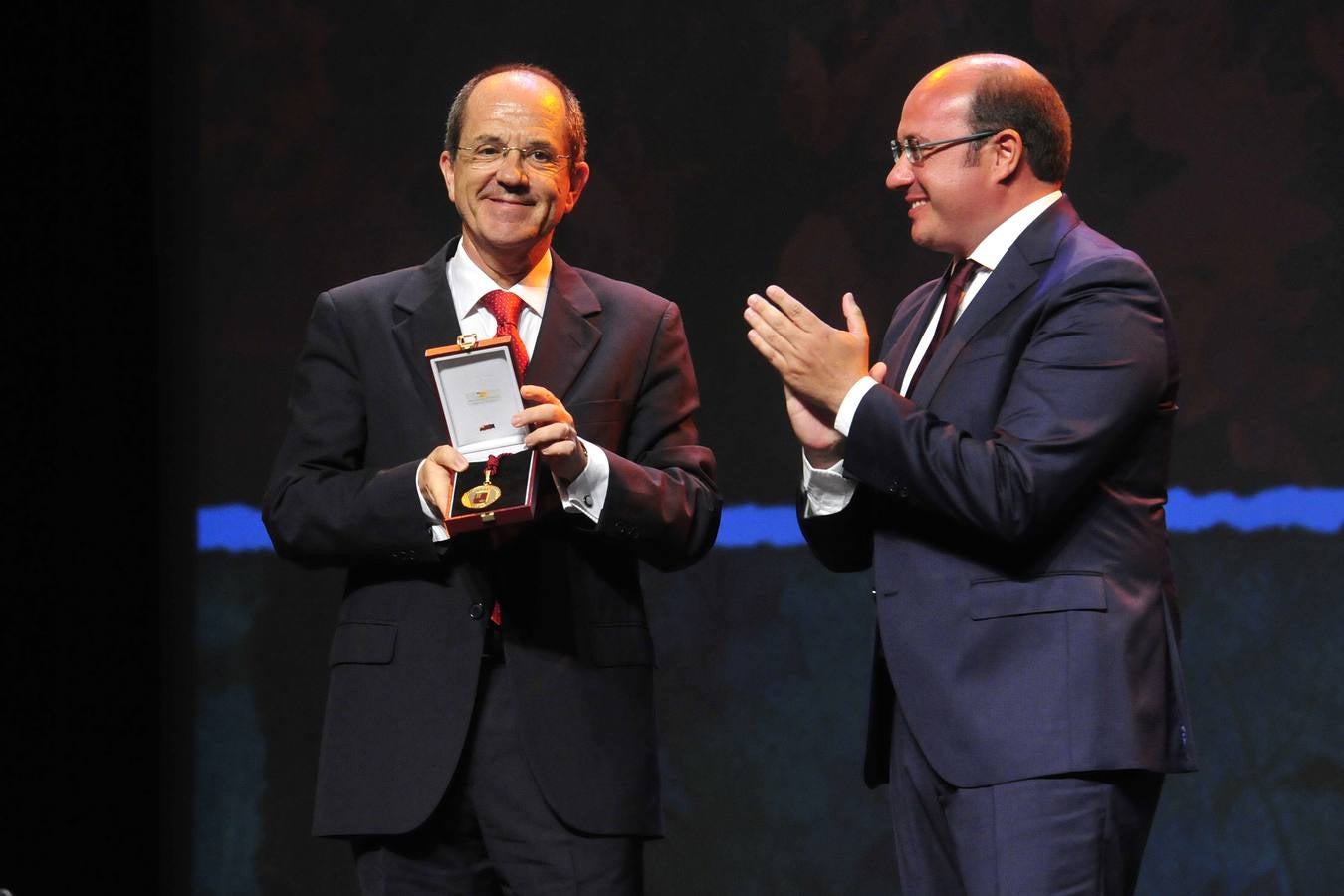 Entrega de las medallas de oro en el Día de la Región