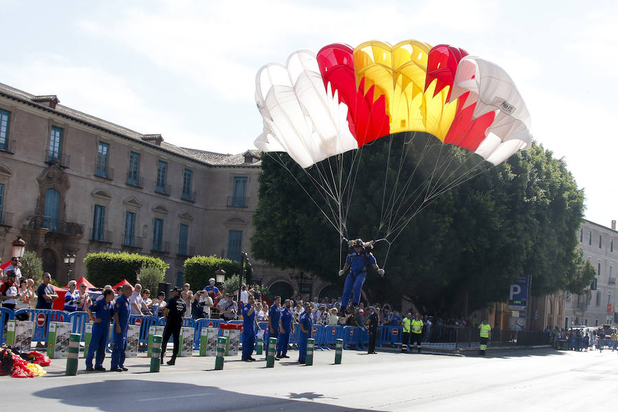 La Patrulla Acrobática de Paracaidismo del Ejército del Aire celebra el Día de la Región