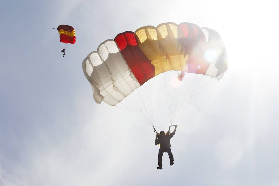 La Patrulla Acrobática de Paracaidismo del Ejército del Aire celebra el Día de la Región