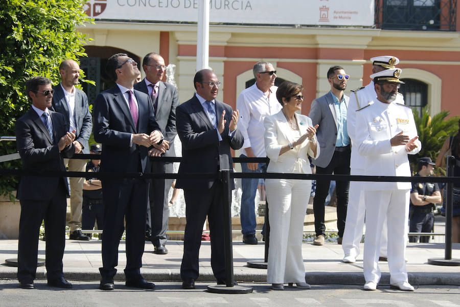La Patrulla Acrobática de Paracaidismo del Ejército del Aire celebra el Día de la Región