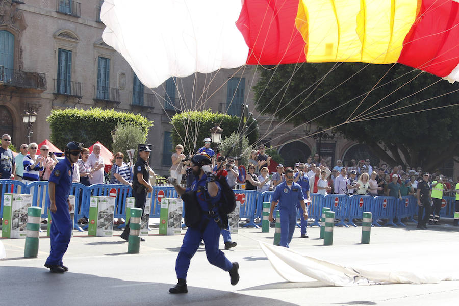 La Patrulla Acrobática de Paracaidismo del Ejército del Aire celebra el Día de la Región