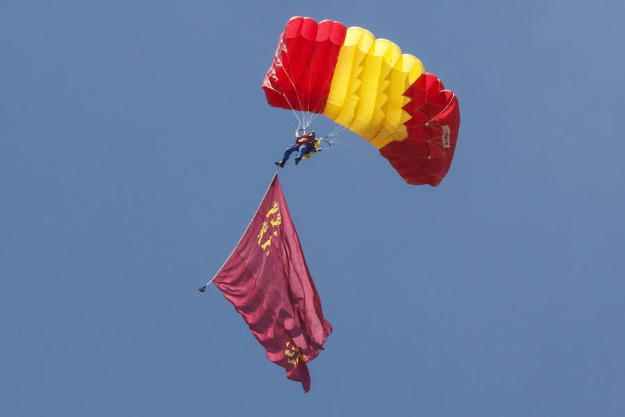 La Patrulla Acrobática de Paracaidismo del Ejército del Aire celebra el Día de la Región