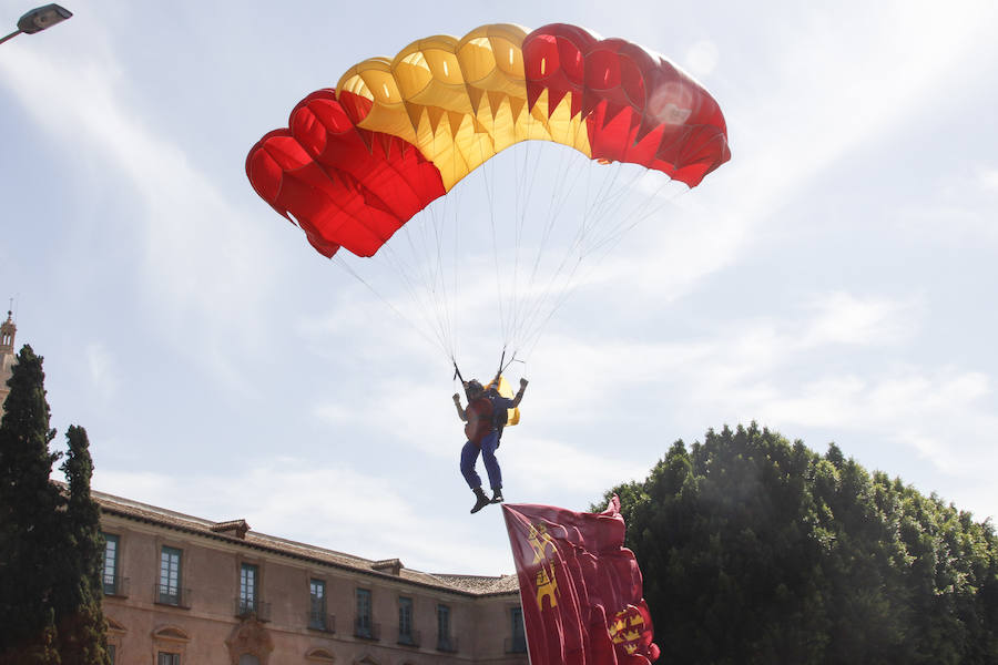 La Patrulla Acrobática de Paracaidismo del Ejército del Aire celebra el Día de la Región