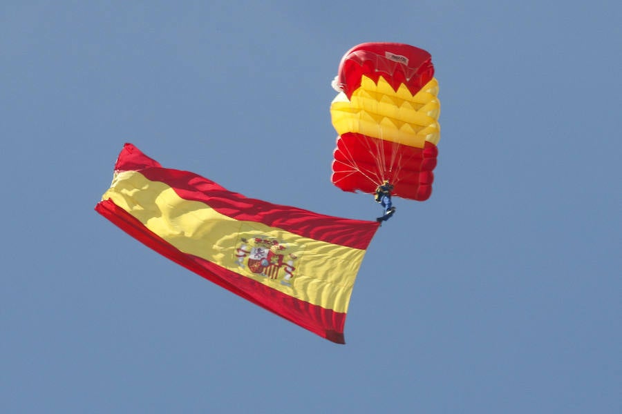 La Patrulla Acrobática de Paracaidismo del Ejército del Aire celebra el Día de la Región