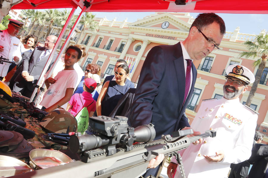 La Patrulla Acrobática de Paracaidismo del Ejército del Aire celebra el Día de la Región