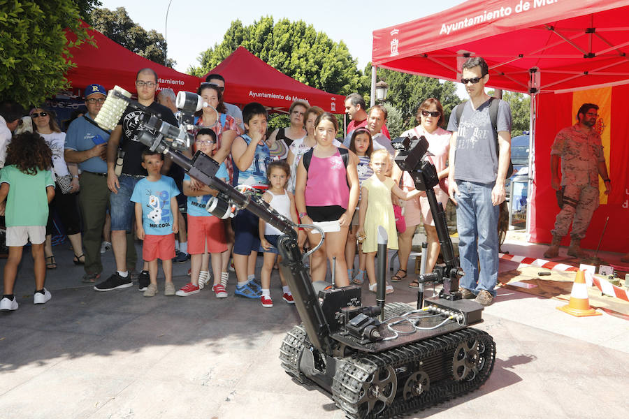 La Patrulla Acrobática de Paracaidismo del Ejército del Aire celebra el Día de la Región