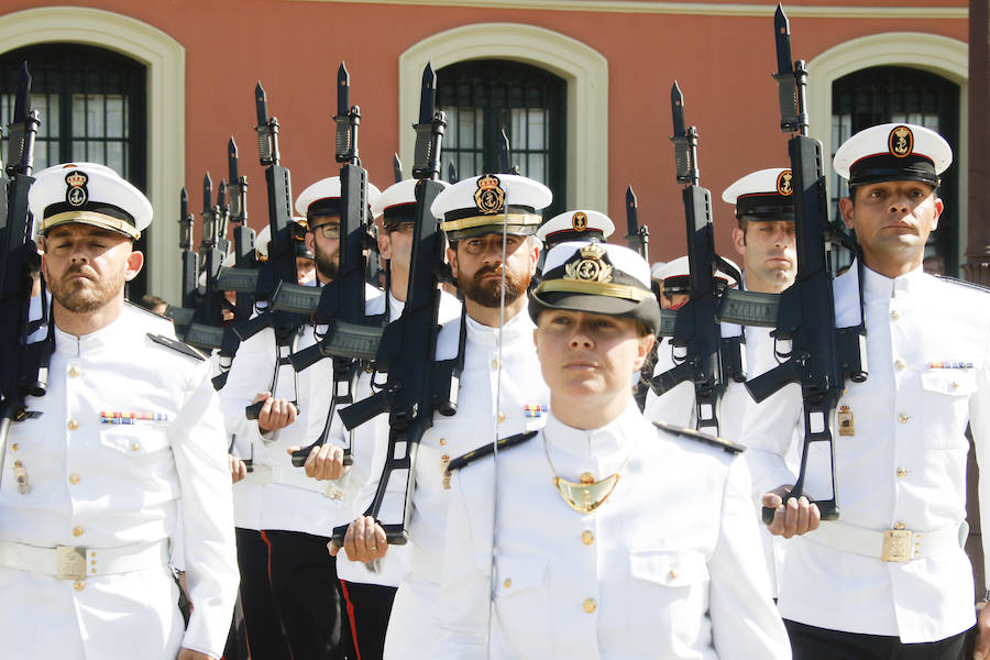 La Patrulla Acrobática de Paracaidismo del Ejército del Aire celebra el Día de la Región