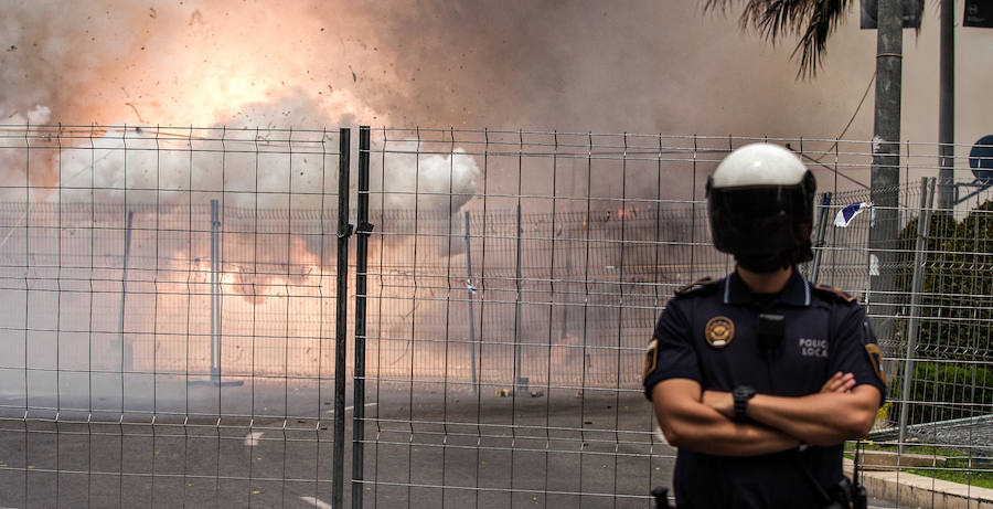 Mascleta de Fogueres en la Plaza de los Luceros