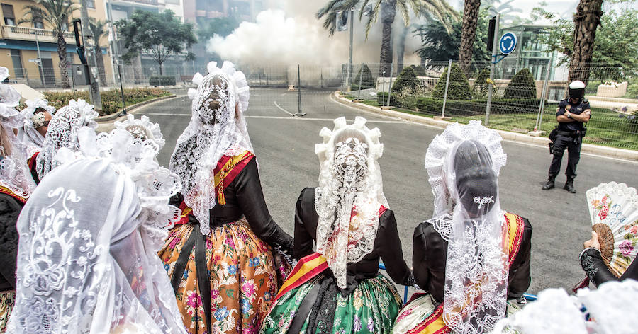 Mascletá dominguera en la Plaza de los Luceros