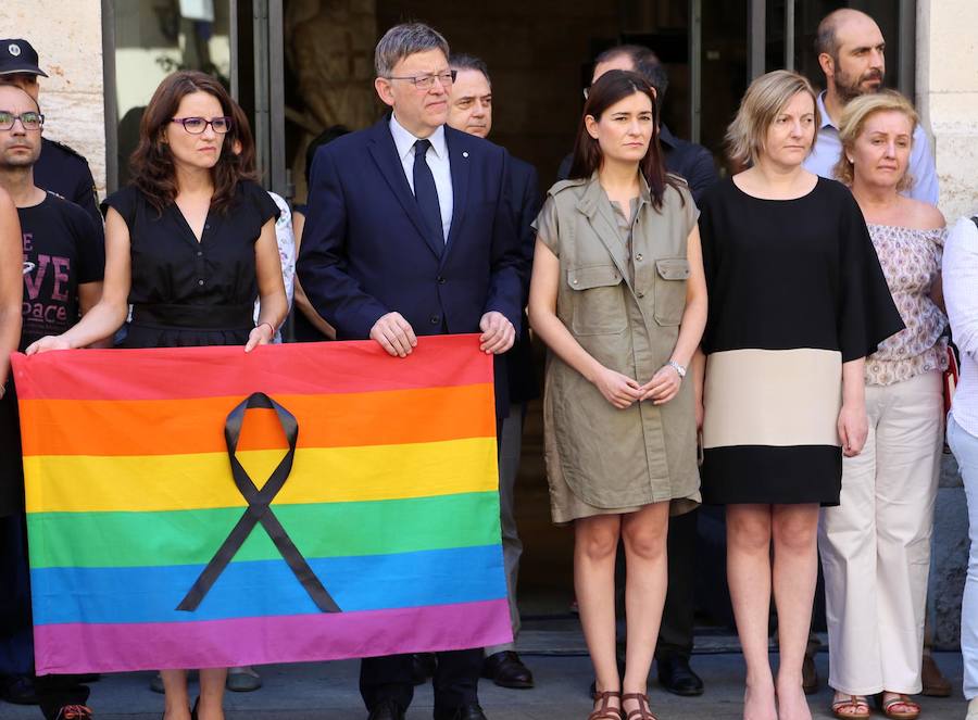 Minuto de silencio por las víctimas de Orlando en el Consell. 