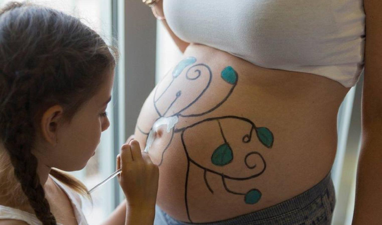 El Hospital de Vinalopó acoge un taller de pintura, dibujo y fotografía para mujeres embarazadas