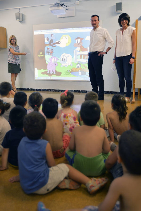El Ayuntamiento de Elche instala pizarras digitales interactivas en las aulas de uno a tres años
