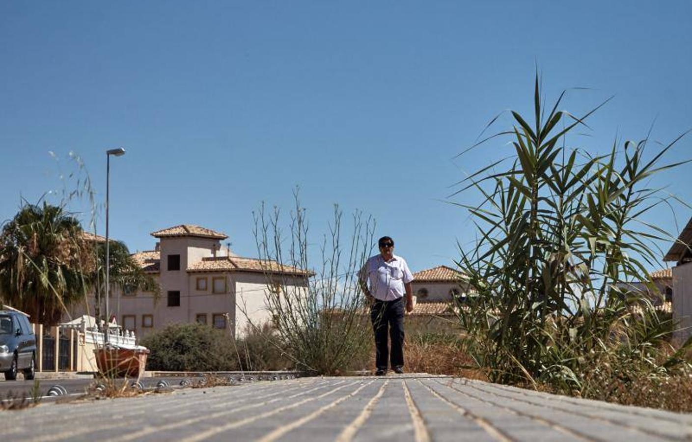 Vecinos del litoral de Orihuela critican que el carril bici impide el acceso a sus viviendas