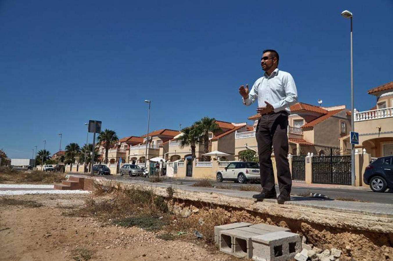 Vecinos del litoral de Orihuela critican que el carril bici impide el acceso a sus viviendas