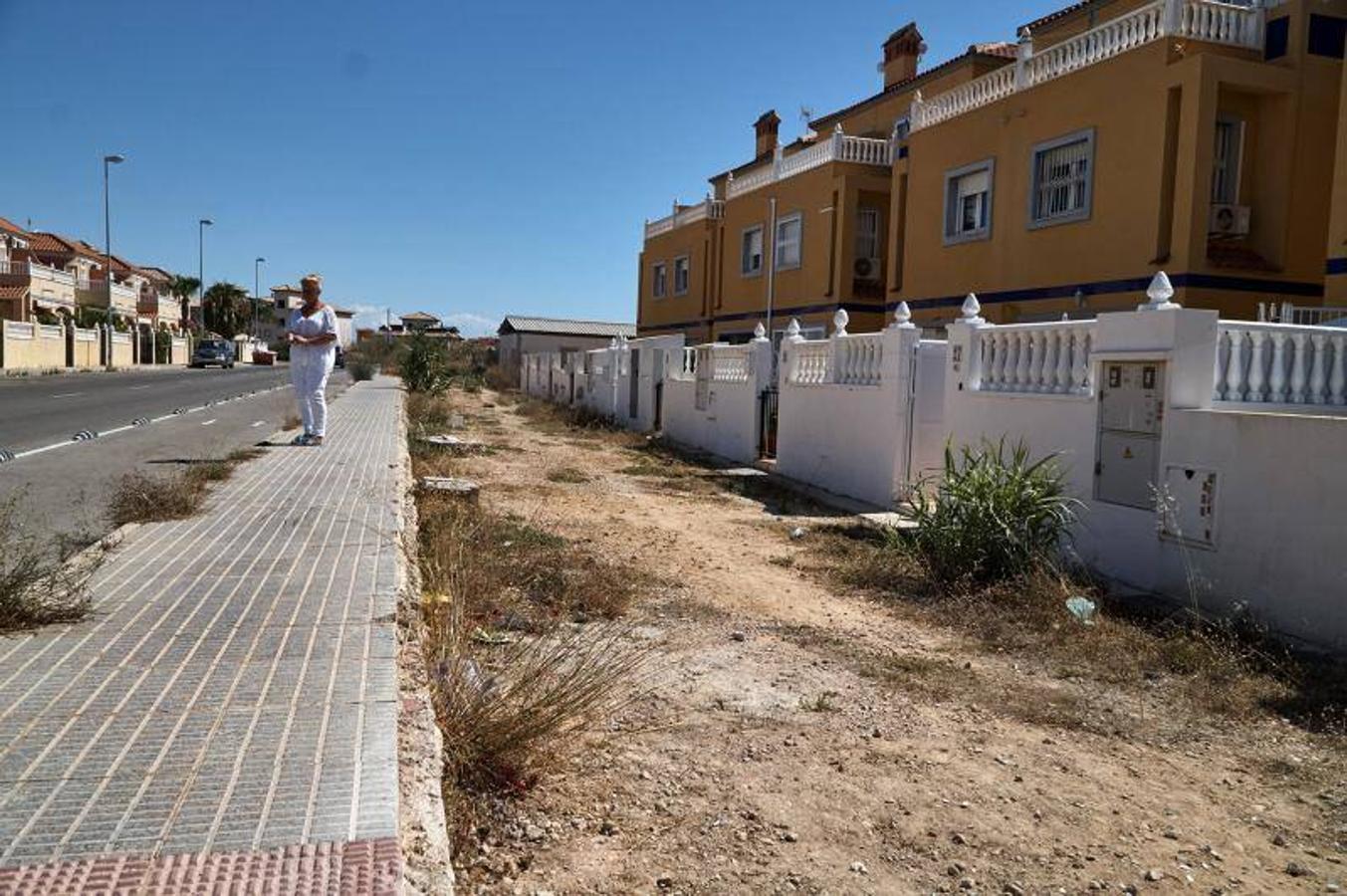 Vecinos del litoral de Orihuela critican que el carril bici impide el acceso a sus viviendas