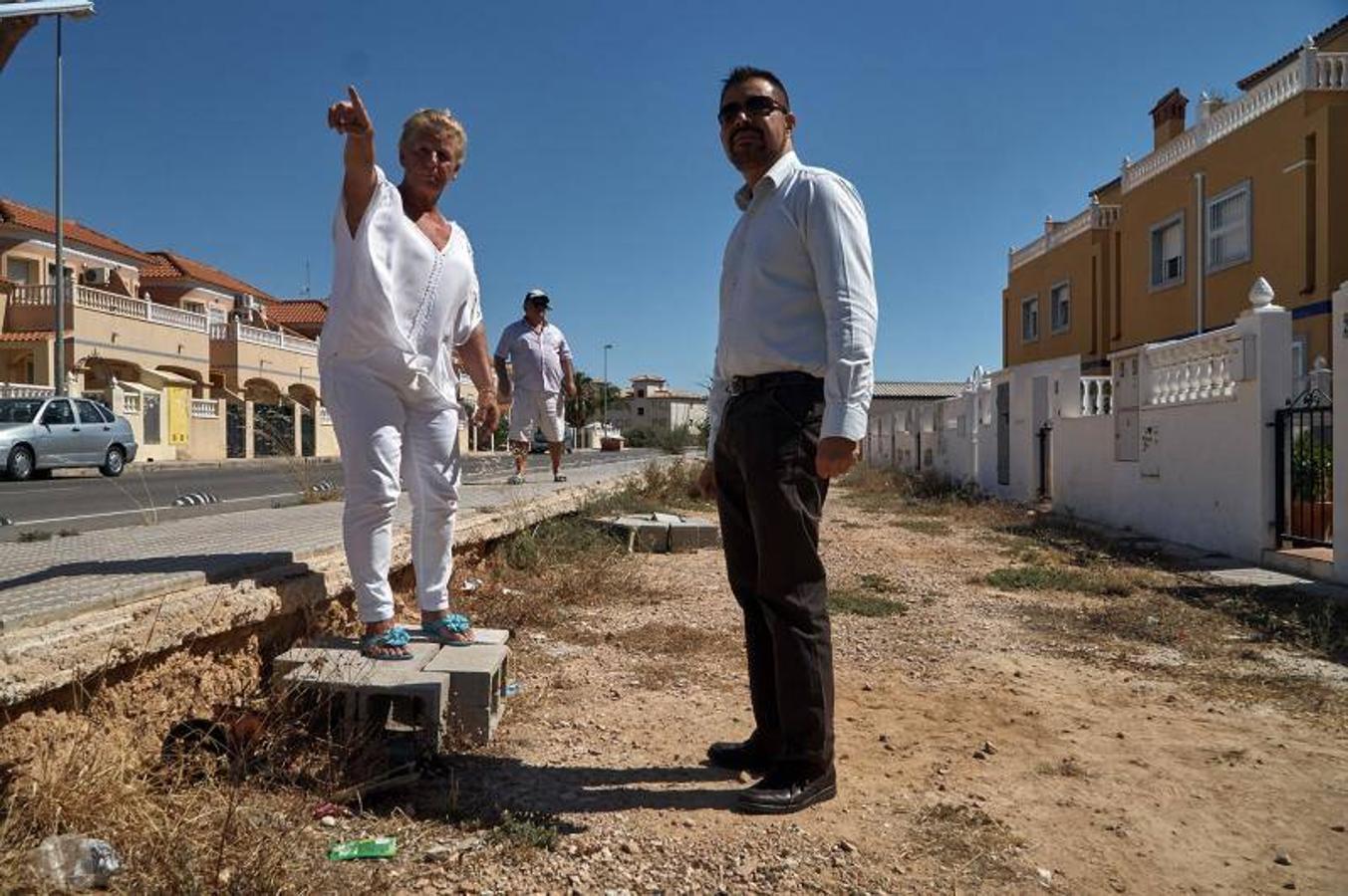 Vecinos del litoral de Orihuela critican que el carril bici impide el acceso a sus viviendas