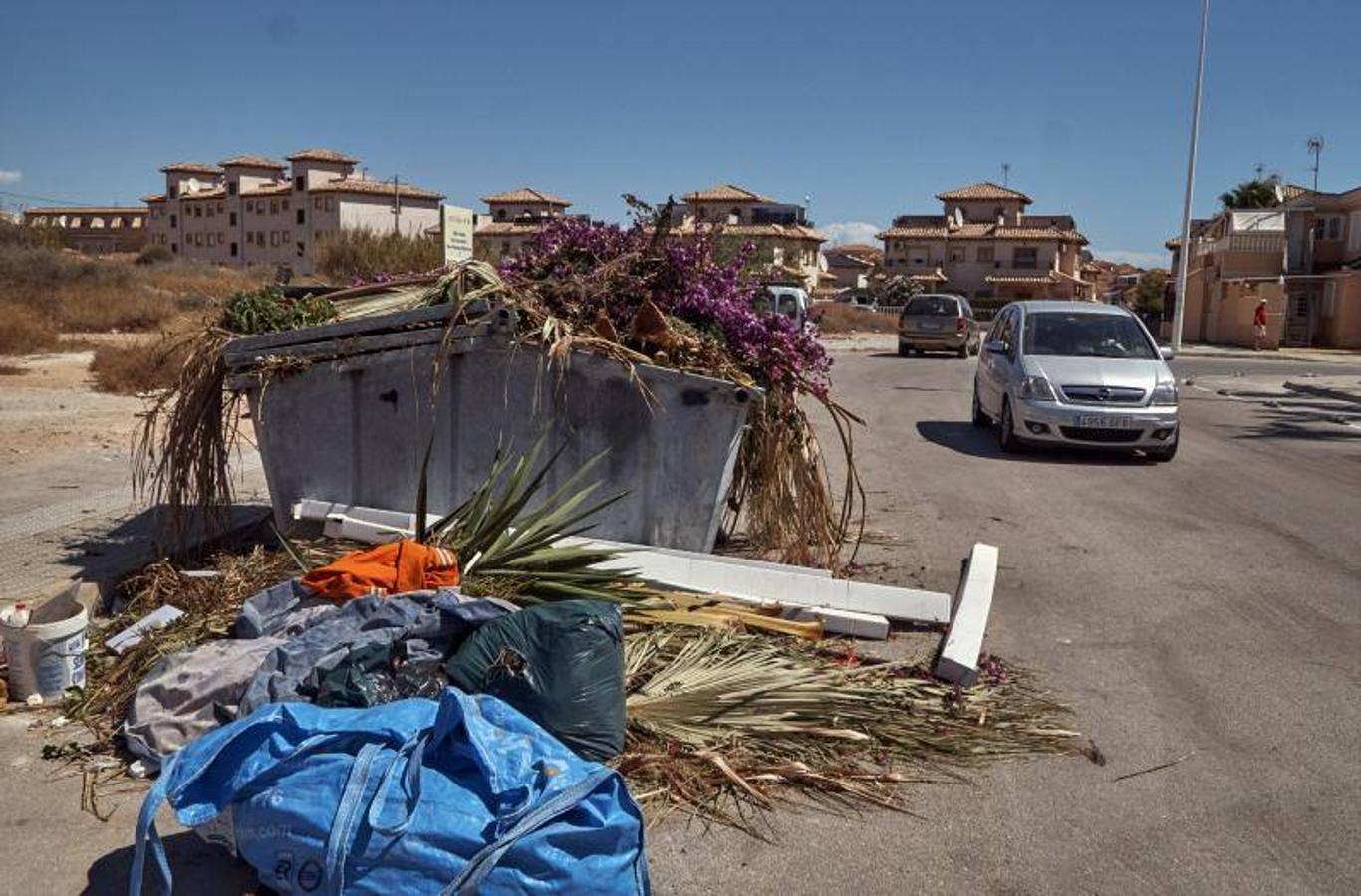 Vecinos del litoral de Orihuela critican que el carril bici impide el acceso a sus viviendas