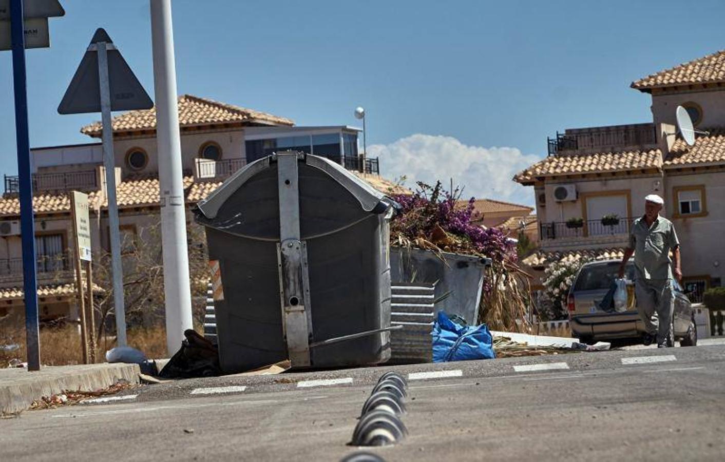 Vecinos del litoral de Orihuela critican que el carril bici impide el acceso a sus viviendas