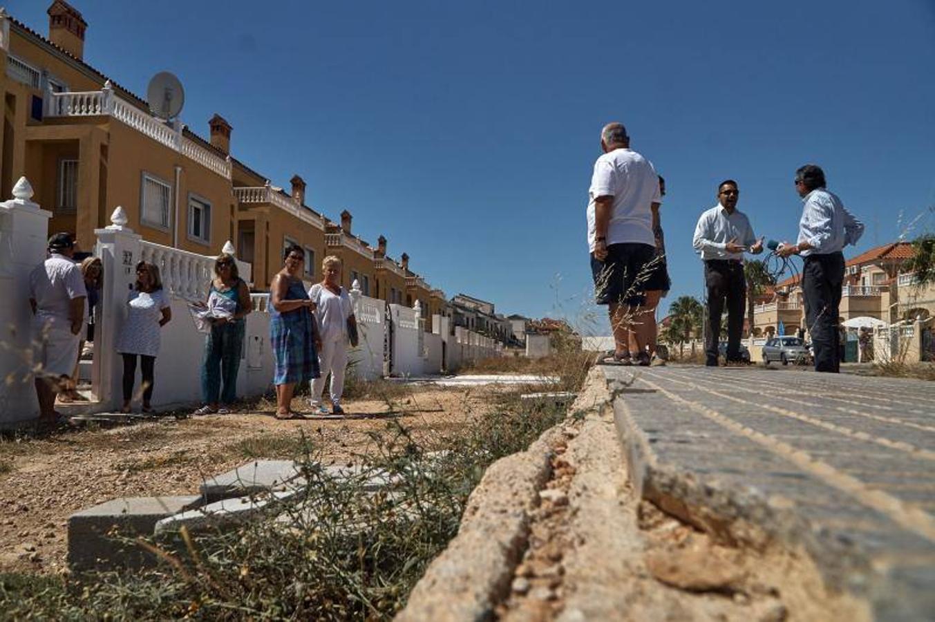 Vecinos del litoral de Orihuela critican que el carril bici impide el acceso a sus viviendas