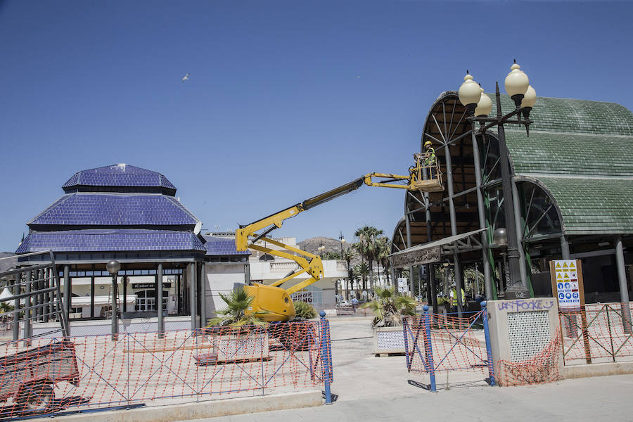 Las obras para desmontar los quioscos del Muelle se extenderán hasta agosto.