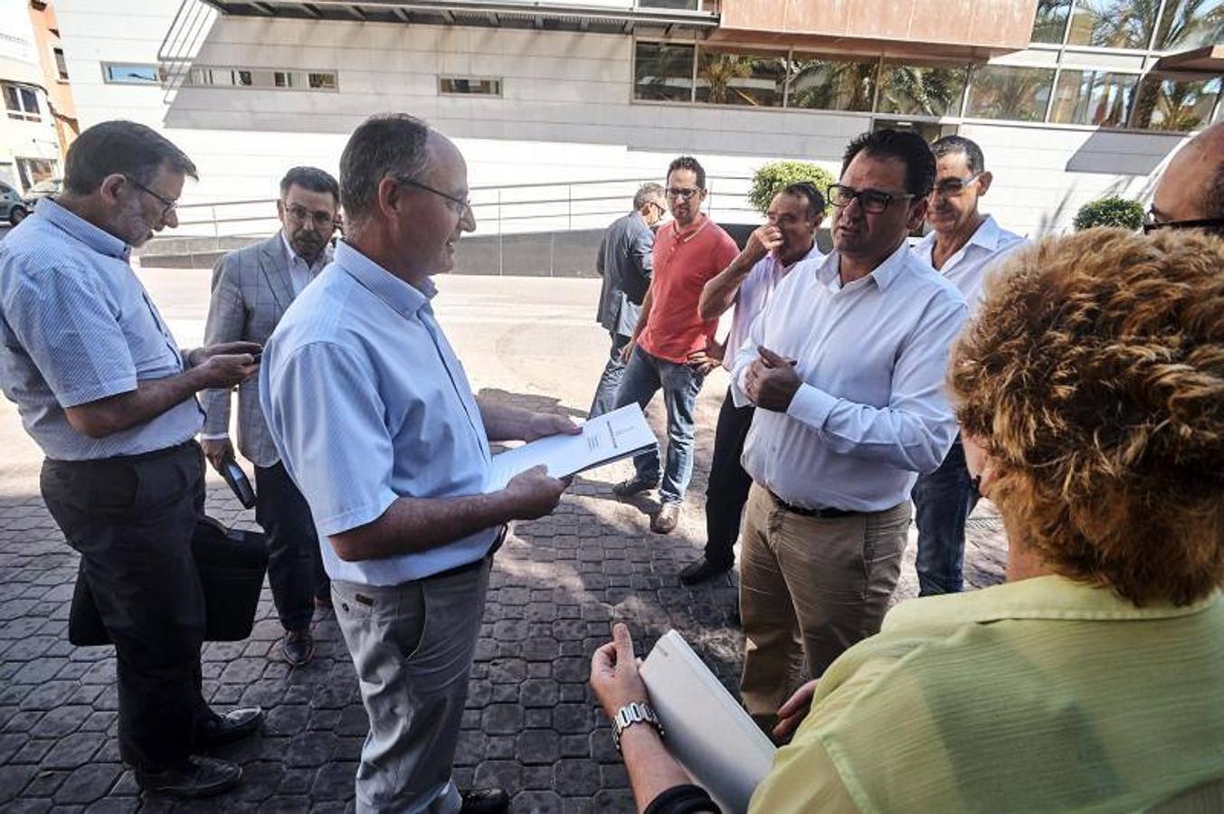 La Consellera, María José Salvador, se reúne con los alcaldes de la Vega Baja