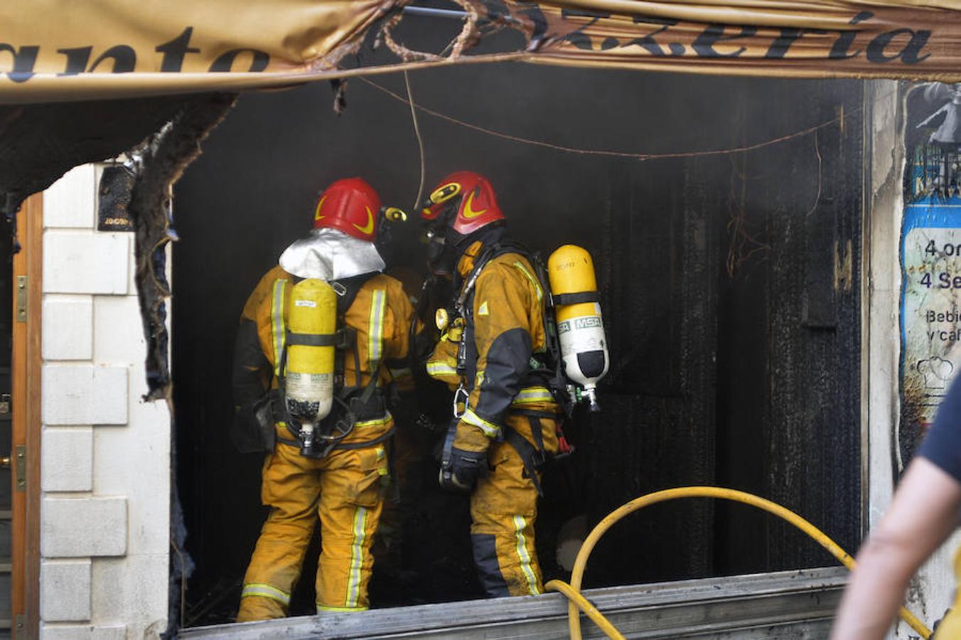 Un incendio destruye una pizzería en Elche junto al Centro de Congresos