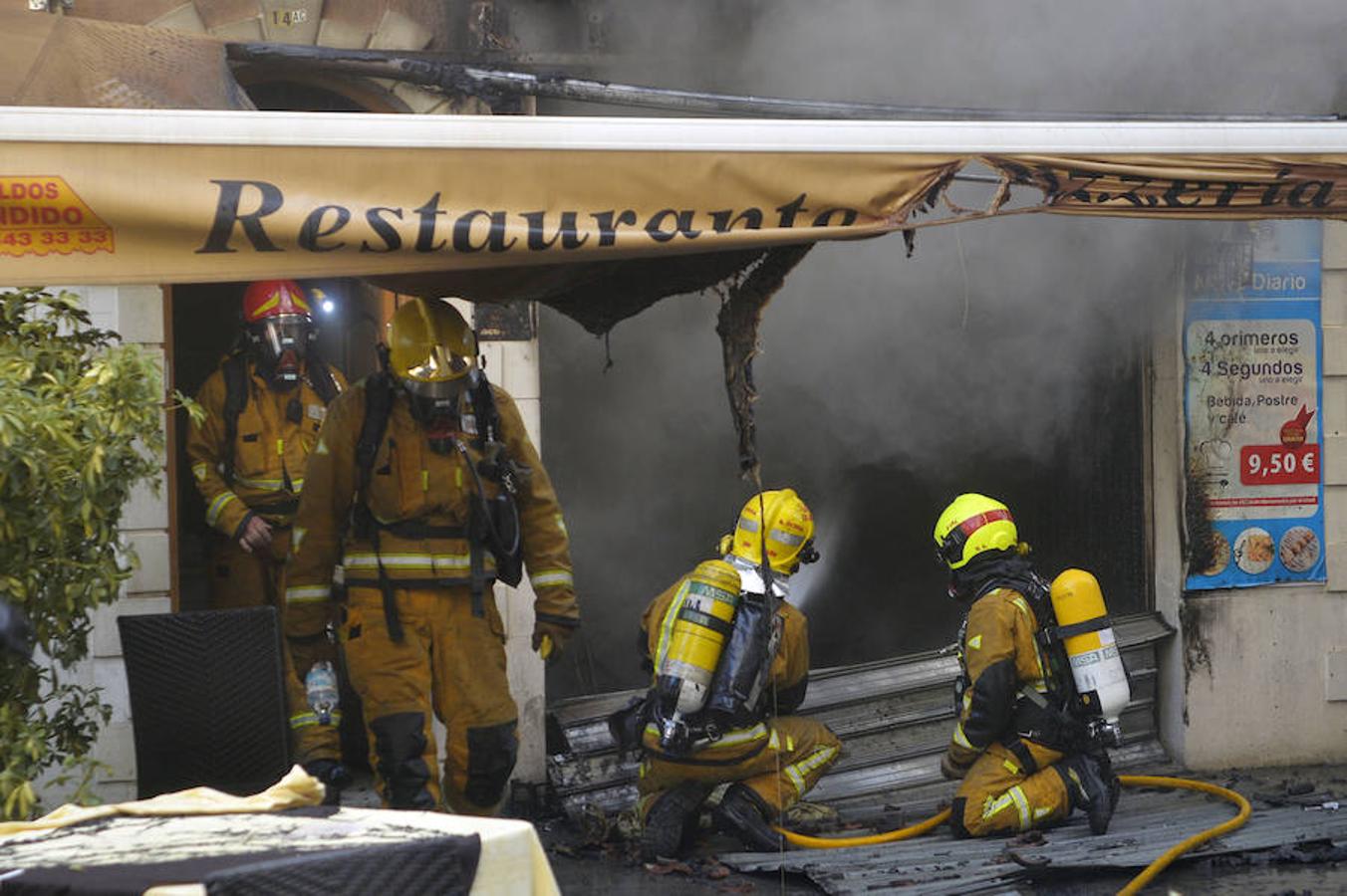 Un incendio destruye una pizzería en Elche junto al Centro de Congresos