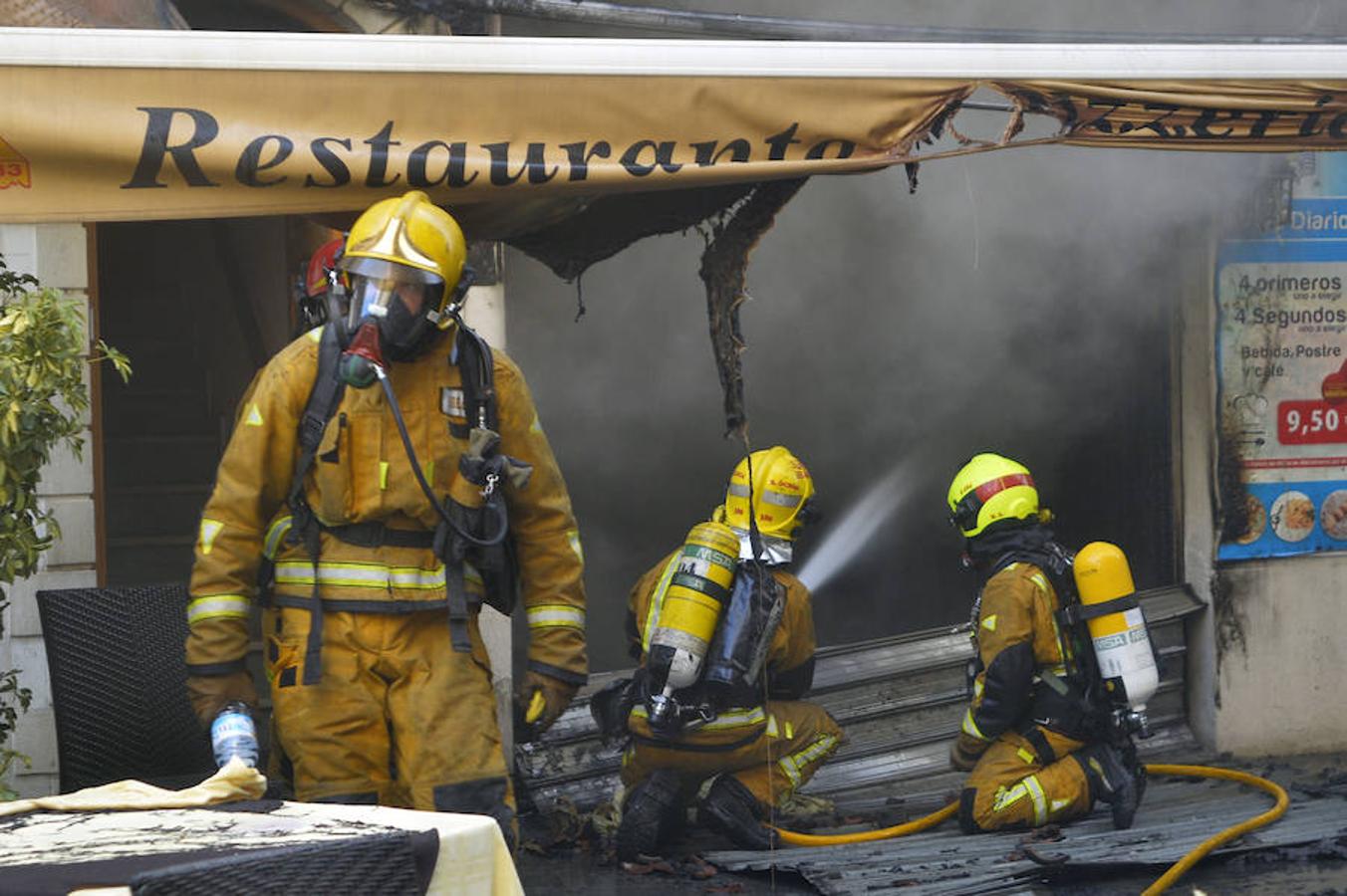 Un incendio destruye una pizzería en Elche junto al Centro de Congresos