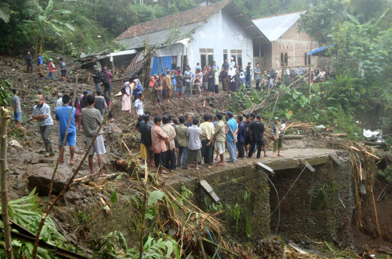 La tierra sepulta la isla de Java
