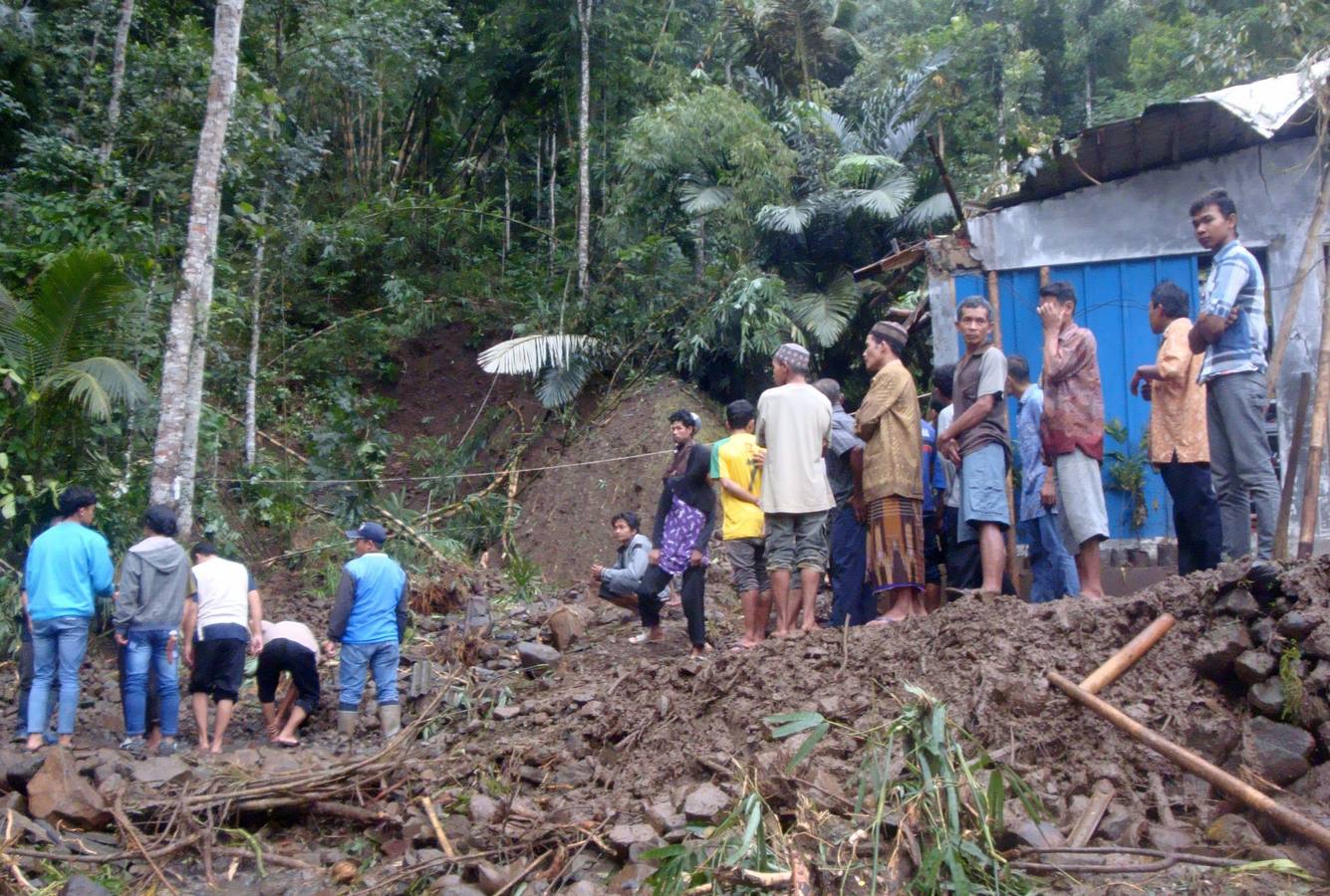La tierra sepulta la isla de Java