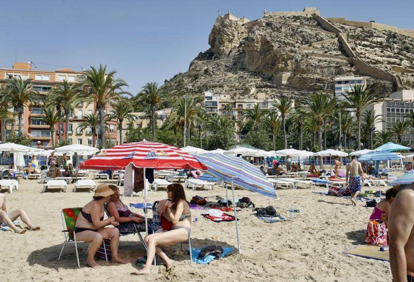 La playa del Postiguet llena tras la llegada oficial del verano