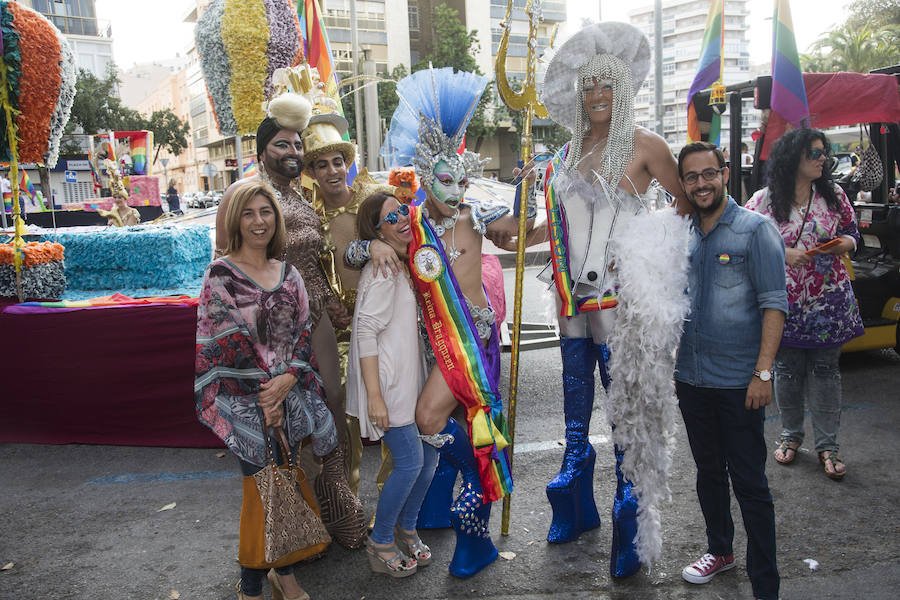 Las banderas arcoíris y de Estados Unidos se hermanan en Cartagena