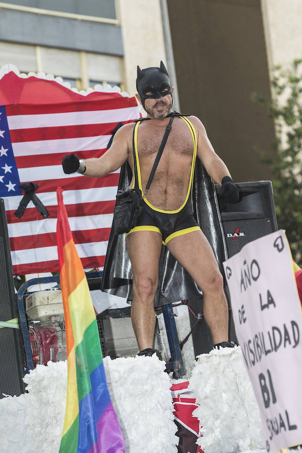 Las banderas arcoíris y de Estados Unidos se hermanan en Cartagena