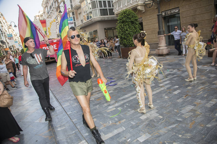 Las banderas arcoíris y de Estados Unidos se hermanan en Cartagena