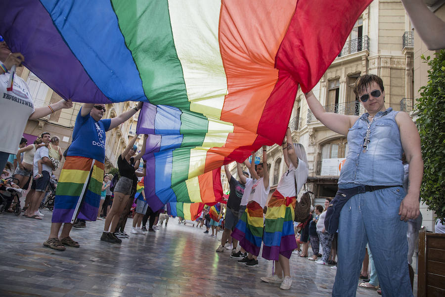 Las banderas arcoíris y de Estados Unidos se hermanan en Cartagena