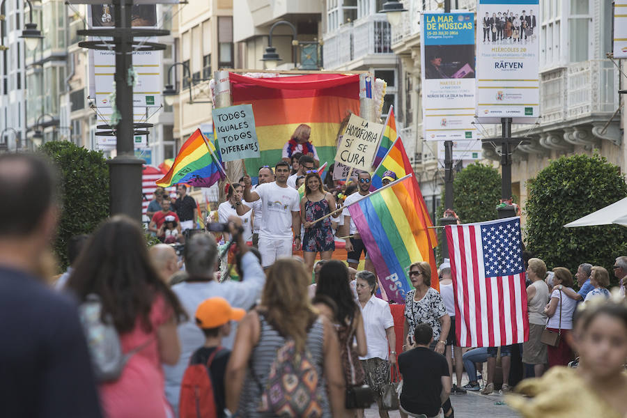 Las banderas arcoíris y de Estados Unidos se hermanan en Cartagena